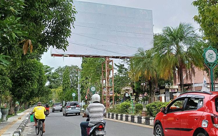 Salah satu billboard yang terpasang alat peraga kampanye sudah ditutup di Jalan A Yani Sampit, Senin, 12 Februari 2024. (FOTO: DEWIP)