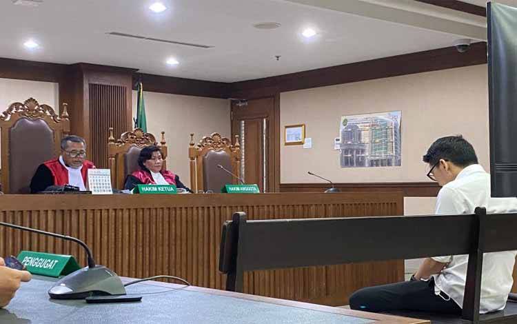 Hakim Ketua Djuyamto (kiri) membacakan putusan sela terdakwa General Manager PT Trimalayan Teknologi Persada Richard Cahyanto (kanan) di Pengadilan Tindak Pidana Korupsi pada Pengadilan Negeri Jakarta Pusat, Jakarta, Senin (12/2/2024). (ANTARA/Fath Putra Mulya)