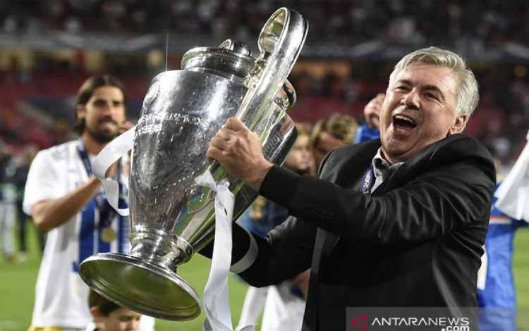 Carlo Ancelotti mengangkat trofi Liga Champions bersama Real Madrid. (ANTARA/AFP/Franck Fife)