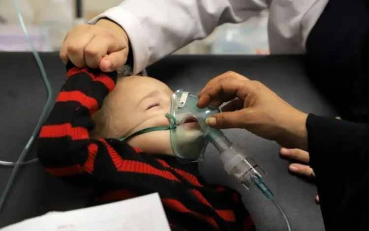 Seorang anak menerima perawatan medis di Rumah Sakit Nasser setelah serangan udara Israel, di kota Khan Younis di Jalur Gaza selatan pada 18 November 2023. (Xinhua/Rizek Abdeljawad)