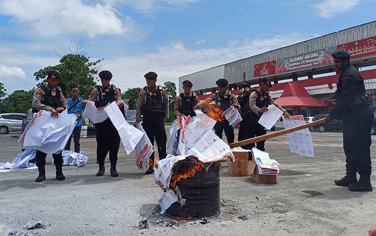 KPU Kotawaringin Timur memusnahkan ribuan surat suara rusak di Halaman Stadion 29 Nopember Sampit, Selasa, 13 Februari 2024. (FOTO: DEWIP)