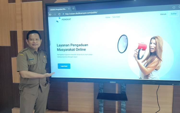Kepala Dinas Pendidikan Seruyan, Rusdi Hidayat saat memperlihatkan laman resmi layanan Aduan Disdik Seruyan. (FOTO: IST)