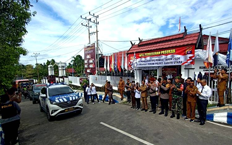 Pelepasan logistik pemilu 2024 di depan kantor KPU Barito Utara.(foto: Dhani)