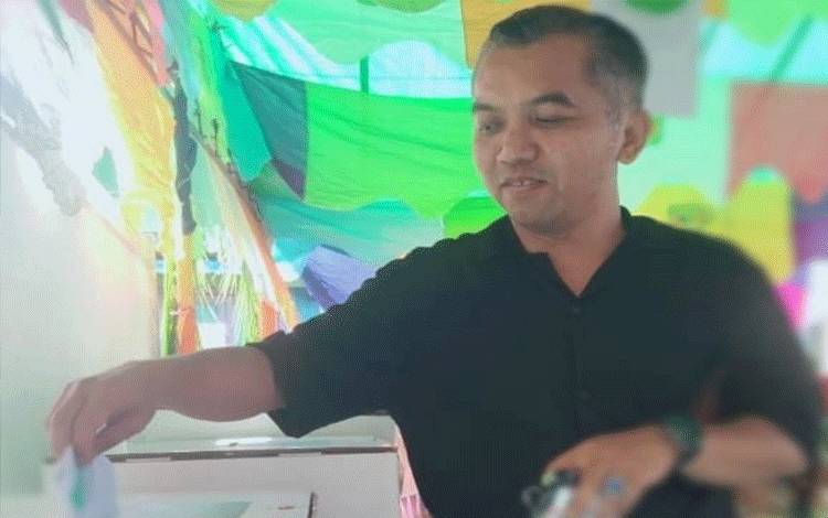 Ketua DPRD Seruyan, Zuli Eko Prasetyo menggunakan hak pilih di TPS 03 Kelurahan Kuala Pembuang I (Foto : IST)