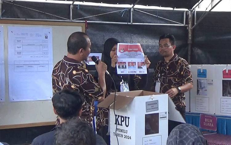 Penghitungan suara di TPS 16 Kelurahan Baamang Barat, Rabu, 14 Februari 2024. (FOTO: DEWIP)