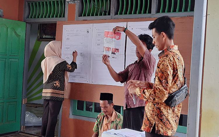 Petugas KPPS melakukan penghitungan suara calon presiden dan wakil presiden di Kelurahan Madurejo. (Foto : DANANG)