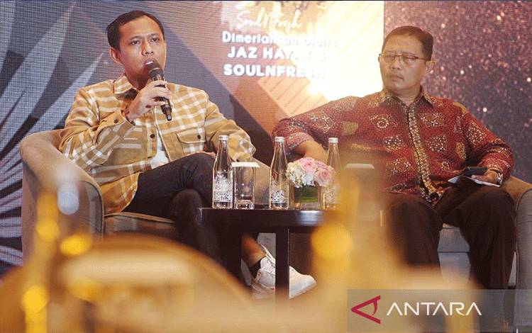 Anggota KPI Pusat Koordinator Bidang Pengawasan Isi Siaran Tulus Santoso (kiri) saat sesi jumpa media KPI Awards 2023 di Jakarta, Minggu (26/11/2023). ANTARA/Ahmad Faishal/aa.