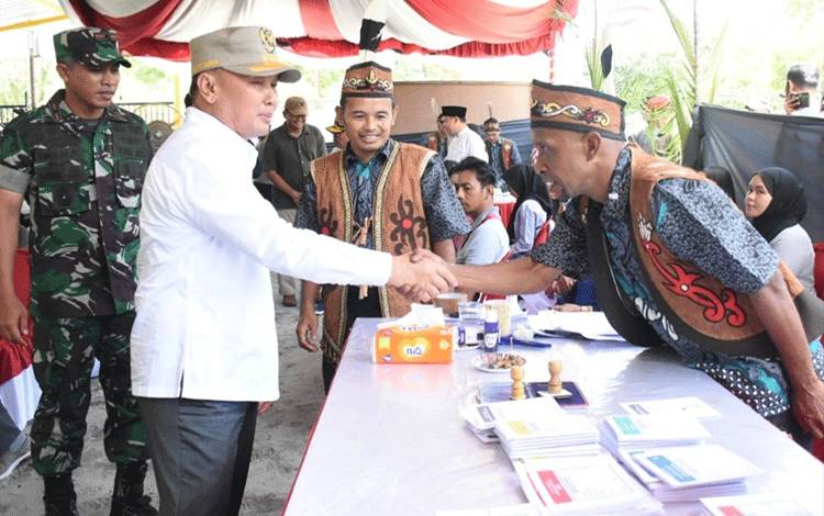 Gubernur Kalimantan Tengah (Kalteng), Sugianto Sabran saat rangkaian pengecekan pemilihan di salah satu TPS di Kalteng. (FOTO: SETDA KALTENG)