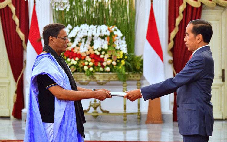 Presiden RI Joko Widodo menerima surat kepercayaan Duta Besar Mauritania Wedaddy Ould Sidi Haiba di Istana Merdeka Jakarta, Kamis (15/2/2024). ANTARA/HO-Biro Pers Sekretariat Presiden