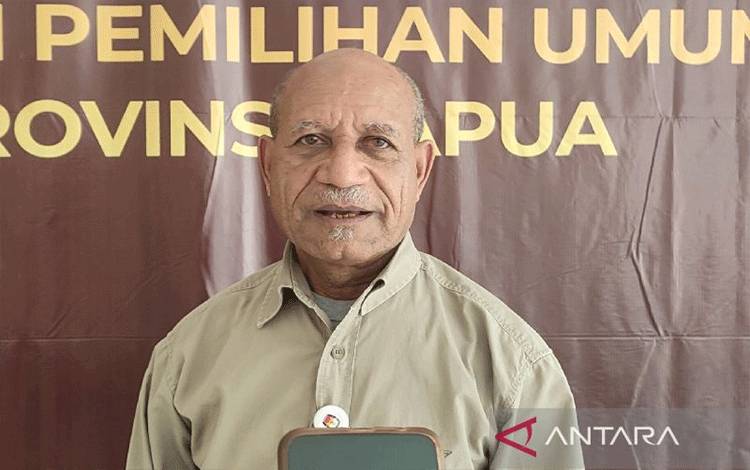 Ketua KPU Papua Steve Dumbon (ANTARA/Evarukdijati)