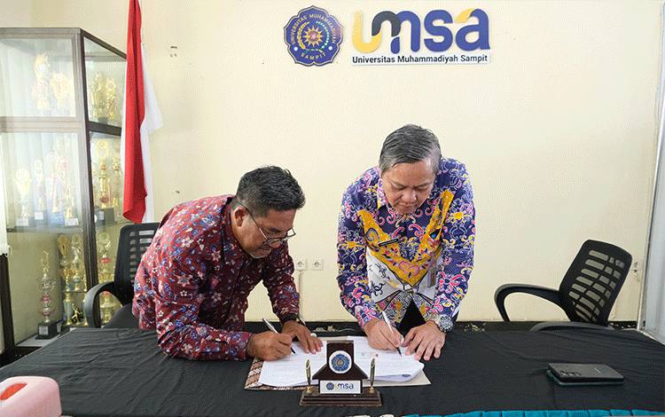 Rektor Umsa Ramadansyah dan Kepala Dinas Kesehatan Kotawaringin Timur Umar Kaderi menandatangani kerja sama, Kamis, 15 Februari 2024. (FOTO: DOK UMSA)
