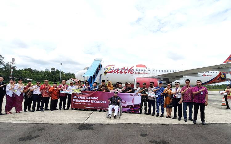 Jajaran unsur Forkopimda Kobar bersama tokoh masyarakat dan manajemen Batik Air melakukan foto bersama, di sela sesi penyambutan pendaratan perdana maskapai tersebut. (FOTO: DANANG)