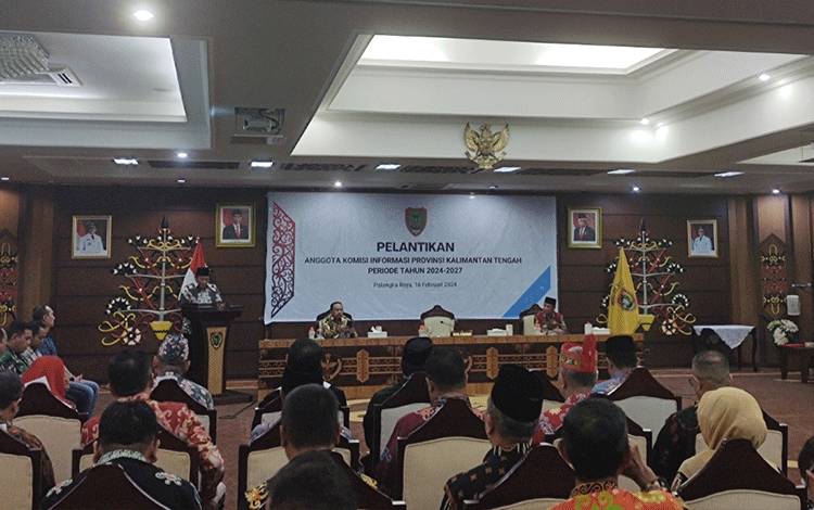 Wakil Gubernur Kalimantan Tengah (Kalteng), Edy Pratowo saat memberikan arahan mewakili Gubernur Kalteng dalam pelantikan Komisi Informasi Kalteng periode 2024-2027 di Aula Eka Hapakat, Jumat, 16 Februari 2024. (FOTO: HERMAWAN)