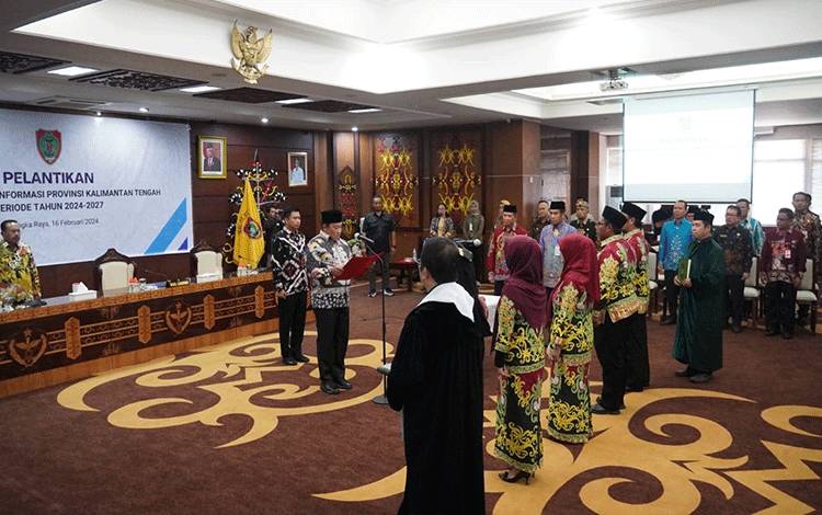 Wakil Gubernur Kalimantan Tengah (Kalteng), Edy Pratowo saat melantik komisioner Komisi Informasi Kalteng, di Aula Eka Hapakat, Jumat, 16 Februari 2024. (FOTO: SETDA KALTENG)
