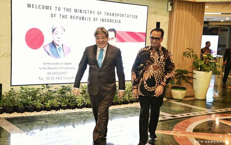 Menteri Perhubungan (Menhub) Budi Karya Sumadi (kanan) bertemu dengan Duta Besar (Dubes) Jepang untuk Indonesia Masaki Yasushi di Gedung Kemenhub, Jakarta, Jumat (16/2/2024) membahas kelanjutan kerja sama di sektor transportasi. ANTARA/HO-BKIP Kemenhub
