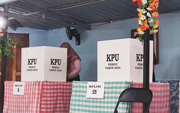 Pemilihan umum di Kota Palangka Raya, 14 Februari 2024. Bawaslu Kalteng merekomendasikan KPU untuk melaksanakan pemungutan suara ulang paling lambat 10 hari setelah pemilu. (FOTO: HERMAWAN)