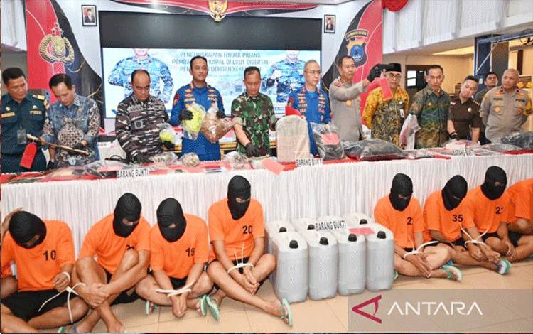 Kapolda Kalsel Irjen Pol Winarto merilis pengungkapan kasus perompakan kapal di Aula Bhayangkari Mapolda Kalsel di Banjarmasin, Jumat (16/2/2024). (ANTARA/Firman)