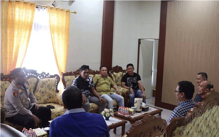 Kapolres Seruyan AKBP Priyo Purwanto saat mengunjungi Kepala Kejaksaan Negeri Seruyan Gusti Hamdani di ruang kerjanya. (Foto : IST)