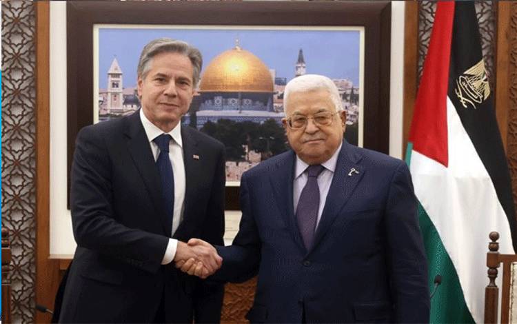 Arsip - Presiden Palestina Mahmoud Abbas (kanan) berjabatan tangan dengan Menteri Luar Negeri Amerika Serikat Antony Blinken. ANTARA/Anadolu/tm