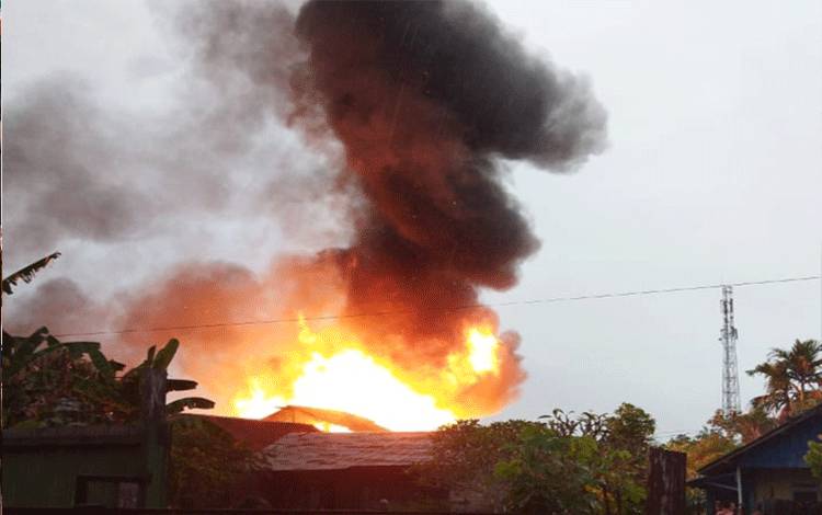 Rumah warga yang terbakar di Jalan Muhran Ali, Kelurahan Baamang Tengah, Kecamatan Baamang Kabupaten Kotim. (FOTO: IST)