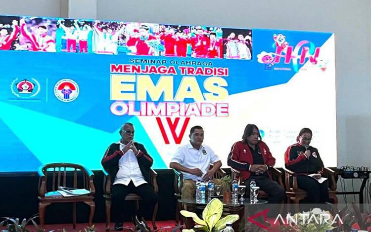 Sekretaris Jenderal Persatuan Bulutangkis Seluruh Indonesia (PP PBSI) Mohammad Fadil Imran (dua dari kiri) saat memberikan paparan di seminar bertajuk@Menjaga Tradisi Emas Olimpiad yang diadakan oleh PWI dan SIWO di kawasan Ancol, Jakarta, Sabtu (17/2/2024). (ANTARA/Arnidhya Nur Zhafira)
