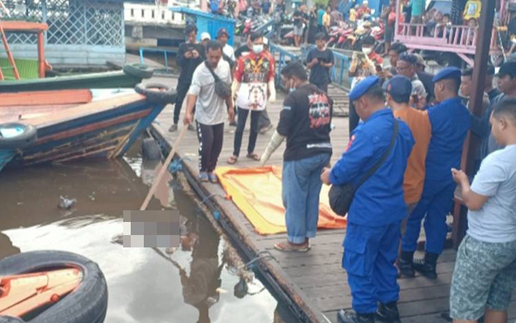 Mayat yang mengapung di sungai mentaya sampit saat hendak dievakuasi oleh petugas PMI Kotim dan Petugas kepolisian. (FOTO: BUDDI)