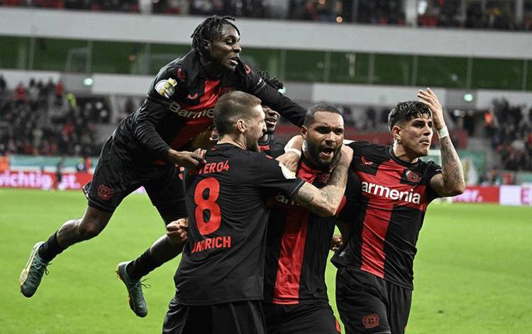 Pemain Bayer Leverkusen merayakan kemenangan. ANTARA/AFP/Roberto Pfeil/am.