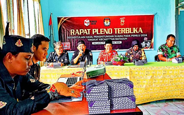 Suasana saat Rapat pleno rekapitulasi hasil penghitungan perolehan suara pada Pemilu serentak 2024 tingkat PPK Kecamatan Bataguh. (FOTO: IST)