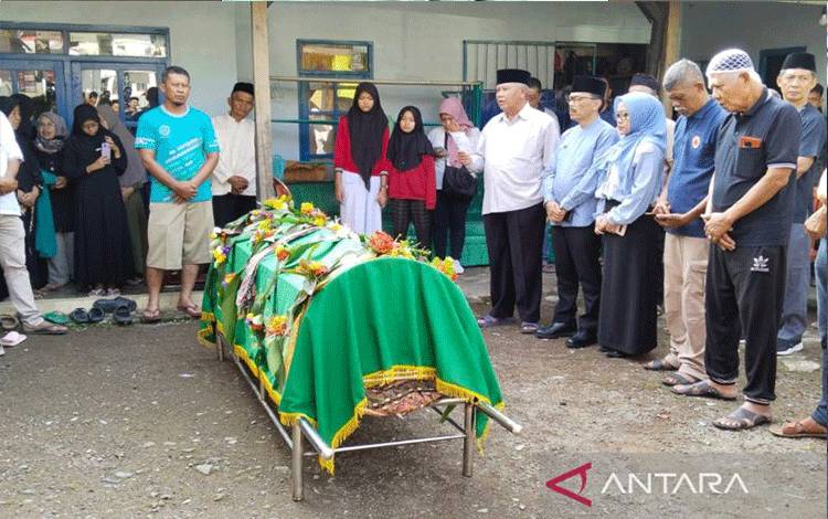 Ilustrasi: Suasana pemakaman anggota KPPS yang meninggal dunia di Kabupaten Kuningan, Jawa Barat, Sabtu (17/2/2024). (ANTARA/Fathnur Rohman)