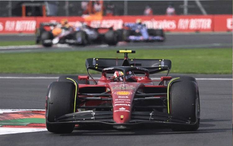 Pembalap Ferrari asal Spanyol Carlos Sainz Jr saat beraksi di Grand Prix F1 Meksiko di Hermanos Rodriguez racetrack, pada 30 Oktober 2022. (AFP/Rodrigo ARANGUA)