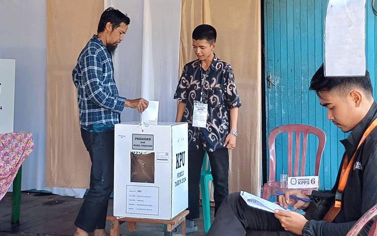 Situasi pemungutan suara ulang TPS 004 Kelurahan Mentaya Seberang, Kecamatan Seranau, Kabupaten Kotawaringin Timur, Minggu, 18 Februari 2024. (FOTO: DEWIP)
