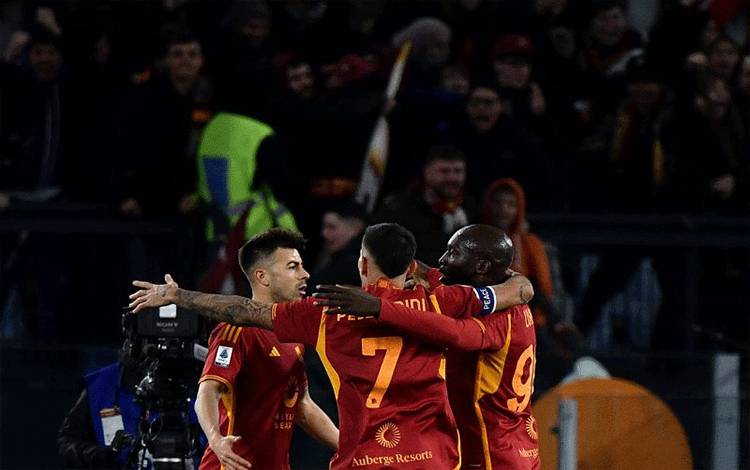Pemain AS Roma merayakan kemenangan. (AFP/FILIPPO MONTEFORTE)