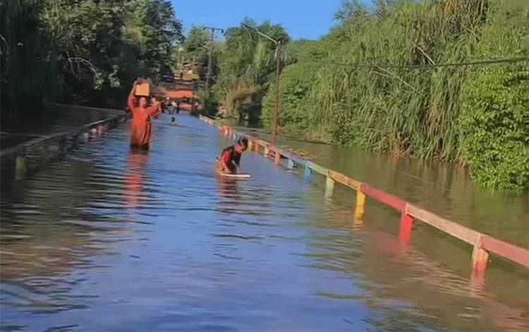 Banjir di Desa Pantai Harapan, Kecamatan Cempaga Hulu, Kabupaten Kotawaringin Timur. (FOTO: IST)