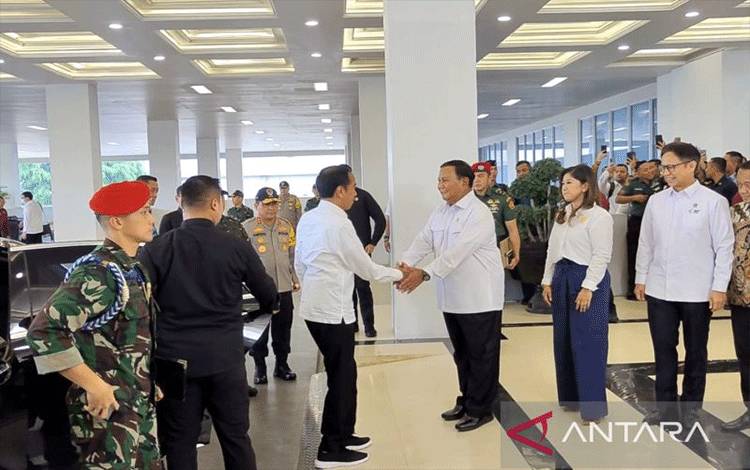 Menteri Pertahanan Prabowo Subianto menyambut kedatangan Presiden RI Joko Widodo menjelang peresmian Rumah Sakit Pusat Pertahanan Negara (RSPPN) Panglima Besar Soedirman di Bintaro, Jakarta, Senin (19/2/2024). ANTARA/Mentari Dwi Gayati.