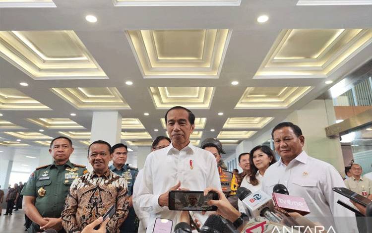 Presiden Joko Widodo memberikan keterangan kepada wartawan di Jakarta, Senin (19/2/2024). ANTARA/Mentari D Gayati