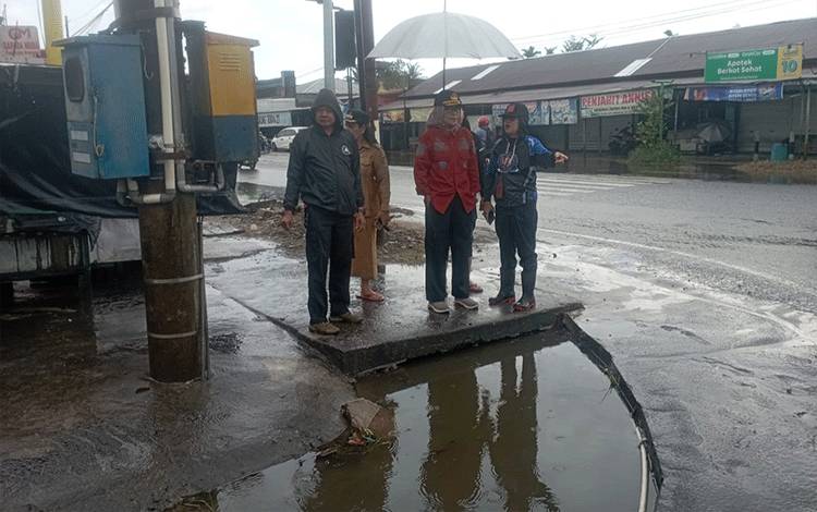  Pj Wali Kota Palangka Raya Hera Nugrahayu saat meninjau drainase di Jalan Sethadji simpang Jalan Antang Kalang (Foto : Pathur)