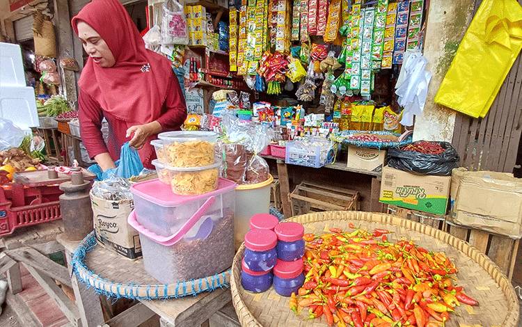 Pedagang di Pasar PPM menjual cabai rawit, Senin, 19 Februari 2024. (FOTO: DEWIP)