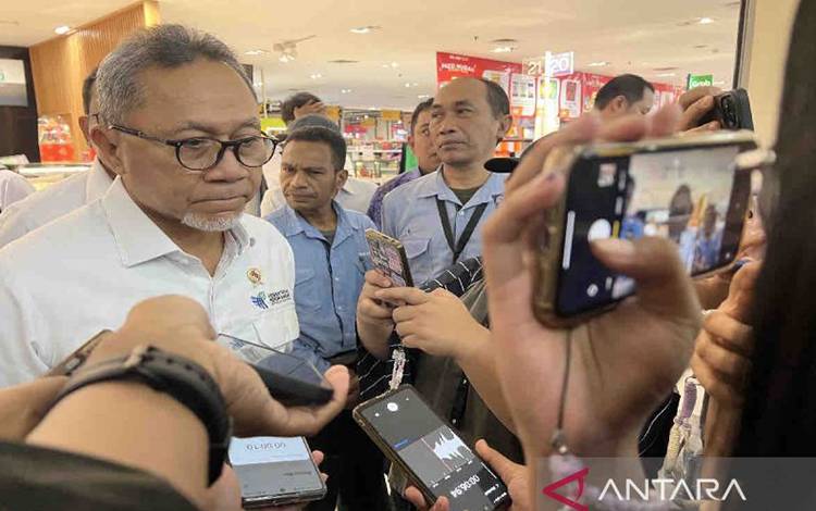 Menteri Perdagangan (Mendag) Zulkifli Hasan memberi keterangan usai meninjau harga beras di salah satu pusat perbelanjaan Transmart Mall Kota Kasablanka di Jakarta, Senin (19/2/2024). ANTARA/Harianto