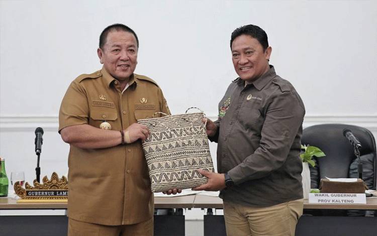 Wagub Kalteng Edy Pratowo (kanan) bersama Gubernur Lampung Arinal Djunaidi. (ANTARA/HO-Pemprov Kalteng)
