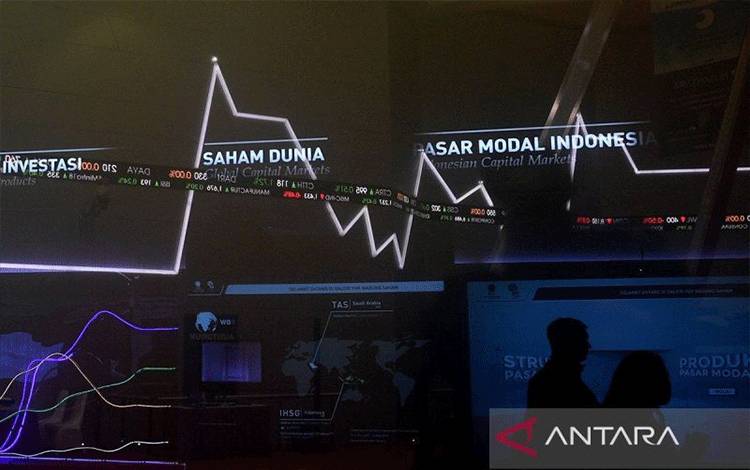 Ilustrasi - Karyawan melintas di dekat monitor pergerakan Indeks Harga Saham Gabungan (IHSG) di Bursa Efek Indonesia, Jakarta. (ANTARA FOTO/Sigid Kurniawan/aww/aa.)