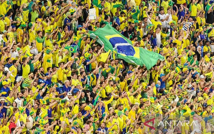 Arsip foto - Para suporter tim nasional Brazil melambaikan bendera raksasa negaranya dalam Piala Dunia 2022 di Doha, Qatar, Senin (28/11/2022). (ANTARA/Gilang Galiartha)