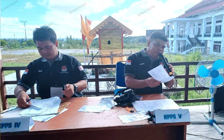 Anggota KPPS TPS 13 Kelurahan Tampang Tumbang Anjir saat bertugas. (FOTO: RISKA YULYANA)