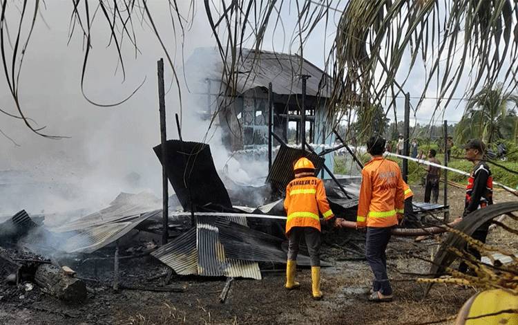 Kebakaran hanguskan dua rumah wargbdi Desa Anjir Mambulau Barat, Kecamatan Kapuas Timur, Kabupaten Kapuas pada Selasa, 20 Februari 2024. (FOTO: IST)