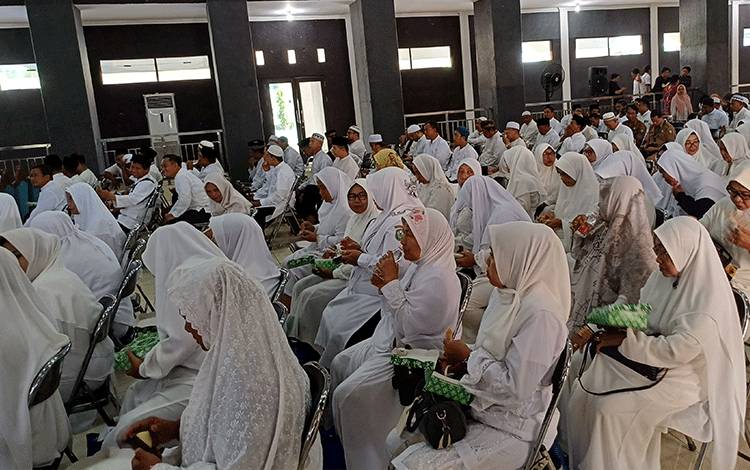 Jemaah calon haji Kotawaringin Timur mengikuti manasik haji di Islamic Center Sampit, Selasa, 20 Februari 2024. (FOTO: DEWIP)