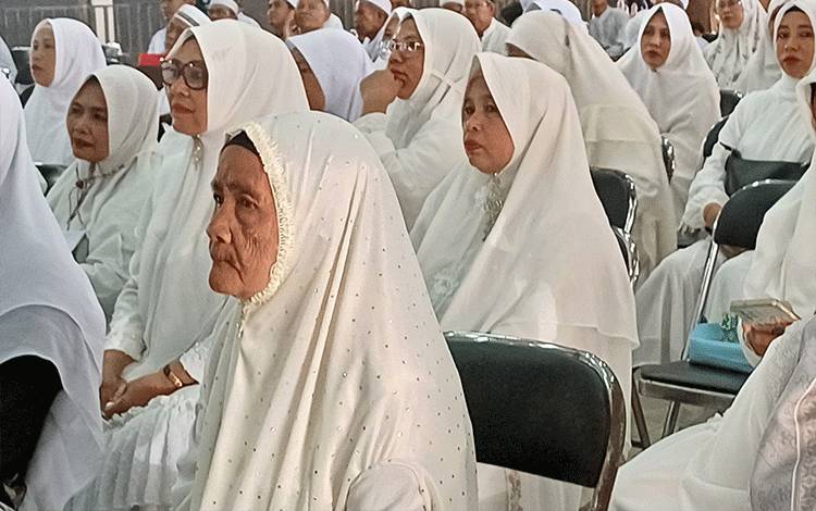 Sanimah, jemaah calon haji prioritas lansia tertua di Kabupaten Kotawaringin Timur saat mengikuti manasik haji di Islamic Center Sampit, Rabu, 21 Februari 2024. (FOTO: DEWIP)