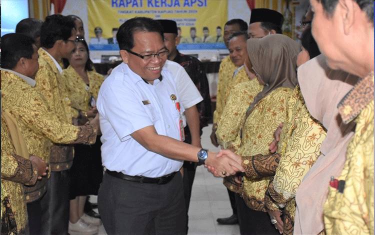 Pj Bupati Kapuas Erlin Hardi menyapa para Pengawas Sekolah usai menghadiri sekaligus membuka kegiatan Rapat Kerja APSI Tingkat Kabupaten Kapuas Tahun 2024. (FOTO: IST)