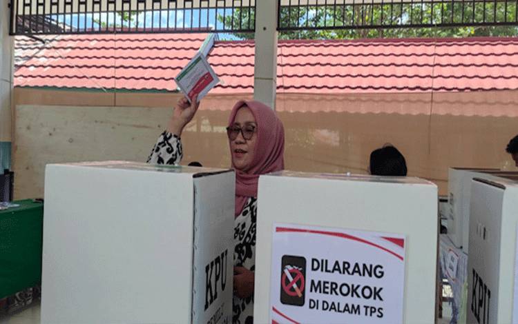 Anggota DPRD Kalteng Siti Nafsiah saat menggunakan hal pilihnya pada Pemilu 2024 (Foto:MARINI)