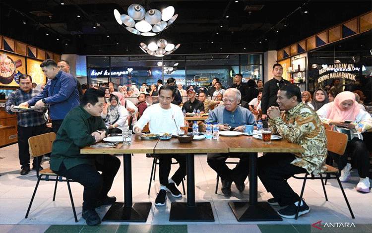 Presiden Joko Widodo bersama para menteri makan malam di pusat perbelanjaan di Makassar, Rabu (21/2/2024) malam. ANTARA/HO-BPMI Setpres