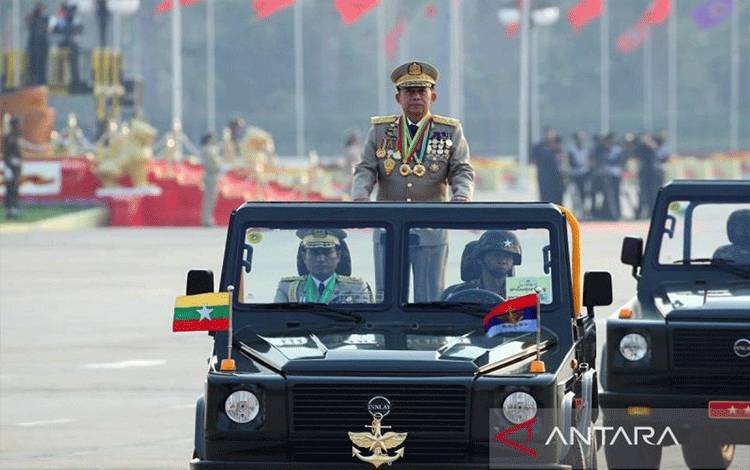 Pemimpin junta Myanmar, Jenderal Senior Min Aung Hlaing saat menghadiri parade militer memperingati 78 tahun angkatan bersenjata Myanmar di Naypyidaw, Myanmar, Senin (27/3/2023). ANTARA/Xinhua/Myo Kyaw Soe/am.