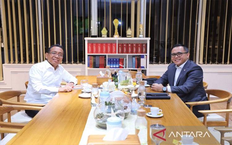 Menpan RB Abdullah Azwar Anas (kanan) dan Menteri Sekretaris Negara Pratikno saat bertemu di Kantor Kemenpan RB di Jakarta, Rabu (21/2/2024). (ANTARA/HO-Humas Kementerian PANRB)